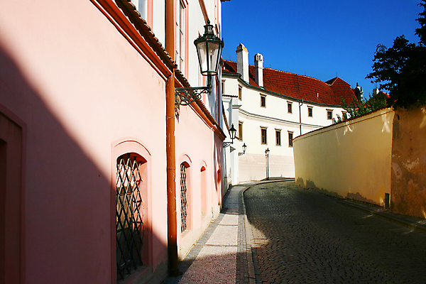 포토 JPG 해외이미지 전통 외관 유럽 문화 도로 길 여행 포장 건축양식 휴가 거리 주택 사람없음 건물 빛 도시풍경 햇빛 태양 여행객 걷기 조약돌 등불 램프 도시 중세 역사 작음 그늘 아치 정사각형 좁은 장면 체코 프라하 타운 고딕 공화국 옛날 스타일 해외202004 해외포토 자연요소 도형 건축물 건축 나라 교통시설 모션 조명 사람 풍경 돌_바위 크기 파일형식 이미지허브