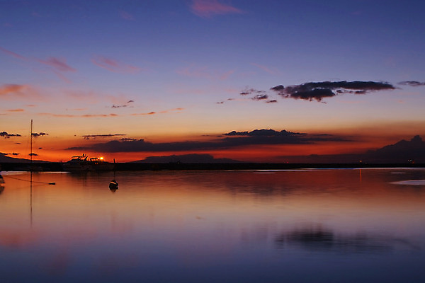 포토 JPG 해외이미지 실루엣 바다 여행 하늘 휴가 전등 조명 풍경 사람없음 물 파란색 도시풍경 반사 항구 어둠 황혼 일몰 새벽 활발 도시 보트 도심 야간 저녁 방파제 장면 스카이라인 해외202004 해외포토 자연요소 공공시설 컬러 컨셉 배_교통 교통시설 촬영기법 노을 파일형식 이미지허브
