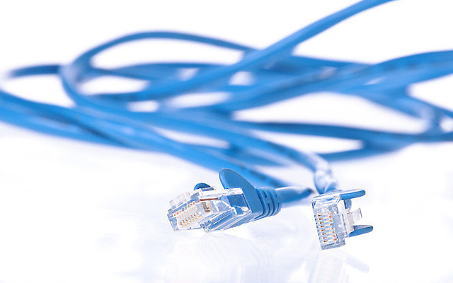 포토 JPG 해외이미지 컨셉 인터넷 비즈니스 통신 기술 사람없음 초록색 빛 컴퓨터 글로벌 디지털 자료 웹 장비 정보 흰색 네트워크 이메일 중앙 플러그 코드 연결 페이지 철사 스위치 서버 해외202004 해외포토 컬러 전자제품 파일형식 이미지허브