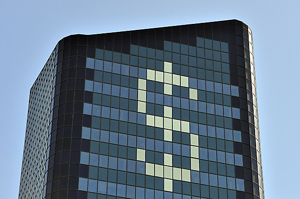 포토 JPG 해외이미지 컨셉 돈 비즈니스 유리 하늘 부동산 조명 사람없음 야외 건물 빛 사무실 힘 에너지 재산 투자 낭비 대여 렌탈 비용 해외202004 해외포토 건축물 재질 금융 경제 파일형식 이미지허브