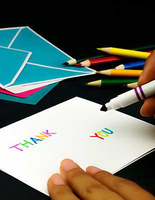 포토 JPG 해외이미지 손 디자인 계절 기념일 꽃 행복 종이 분홍색 백그라운드 겨울 휴가 선물 미술 이벤트 사람없음 초록색 파란색 펜 노란색 놀람 기쁨 흰색 축하 기록 인사 신용카드 메시지 달콤 감사 엽서 초대 해외202004 해외포토 식물 감정 컬러 컨셉 문화예술 표정 신체부위 금융 필기구 예절 맛 편지 파일형식 이미지허브