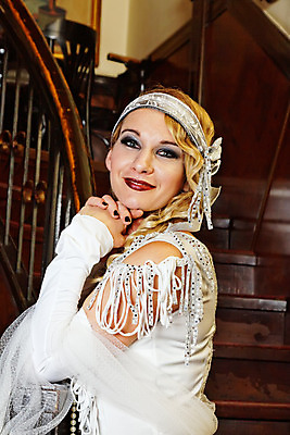 포토 JPG 해외이미지 모델 헤어스타일 드레스 옷 여자 실내 한명 사람 20대 성인 금발 유행 수확 골동품 머리띠 바 화려 역사 클래식 고급 우아함 복고 구식 스타일 해외202004 해외포토 1 컨셉 농업 장신구 청년 내부 파일형식 이미지허브