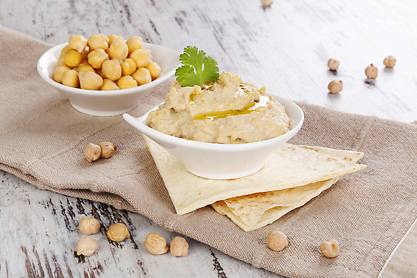 포토 JPG 해외이미지 그릇 실내 사람없음 병아리콩 중동음식 피타 나무배경 해외202004 훔무스 해외포토 식기 음식 빵 백그라운드 콩 내부 파일형식 이미지허브