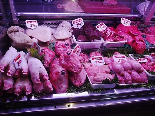 포토 JPG 해외이미지 잡화 음식 여행 비즈니스 육류 사람없음 쇼핑 머리 상점 도시 양 돼지 소시지 스페인 시장 구매 가격 지중해 날것 타운 소매 바르셀로나 매각 스페인어 해외202004 해외포토 유럽 바다 식재료 포유류 신체부위 가공식품 파일형식 이미지허브