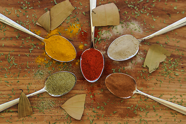 포토 JPG 해외이미지 백그라운드 잎 재료 태국 고추 탁자 파프리카 건조 요리 씨앗 동양인 사람없음 목재 빨간색 초록색 컬러풀 갈색 노란색 금속 주방 숟가락 흰색 신선 양념 고수 맛 정상 가루 인도인 허브 아로마 향 카레 시나몬 강황 해외202004 해외포토 외국인 나무 식물 아시아 음식 컬러 가구 컨셉 채소 식재료 재질 수저 인종 향신료 파일형식 이미지허브