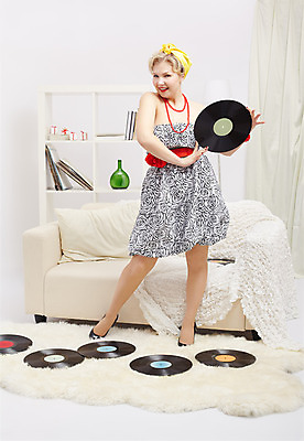 포토 JPG 해외이미지 백인 모델 라이프스타일 디자인 드레스 여자 유럽 음악 가구 거실 선반 아파트 주택 털 실내 한명 사람 내부 장식 소파 금발 유행 카펫 방 수확 흰색 램프 화려 플랫 플러스 복고 치수 축음기 비닐 스타일 안락 해외202004 해외포토 서양인 1 헤어스타일 기호 옷 나라 컬러 음향기기 생활용품 컨셉 농업 의자 재질 문화예술 조명 건물 생활 골동품 파일형식 이미지허브