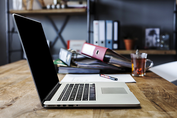 포토 JPG 해외이미지 직업 응시 남자 40대 50대 인터넷 비즈니스 CEO 미소 사람 앉기 사람없음 노트북 컴퓨터 사무실 판매 카메라 작업 비즈니스맨 자신감 중앙 상담원 책상 컨설턴트 경영자 온라인 변호사 경영 관리자 해외202004 해외포토 시선 감정 중년 가구 모션 표정 전자제품 직장인 사무원 전문직 상담 리더 파일형식 이미지허브