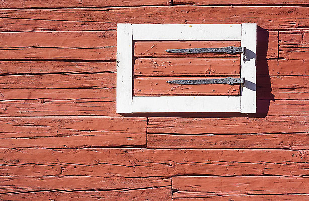 포토 JPG 해외이미지 전통 디자인 외관 건축양식 창문 주택 자물쇠 기술 스웨덴 사람없음 야외 건물 목재 빨간색 페인트 흰색 구멍 그리기 철 묘사 시골집 잠금 통나무 부화 다듬기 수목 스칸디나비아 옛날 해외202004 해외포토 나무 건축물 건축 컬러 재료 모션 북유럽 보안 파일형식 이미지허브