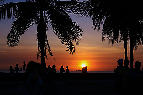 포토 JPG 해외이미지 계절 여자 실루엣 어린이 바다 여행 가족 하늘 휴가 휴식 사람 소년 사람없음 야외 여름 빛 햇빛 태양 환경 황혼 일몰 새벽 도시 그룹 황금 야간 장면 스카이라인 내추럴 수평선 해외202004 해외포토 자연요소 남자 컨셉 관계 촬영기법 노을 파일형식 이미지허브