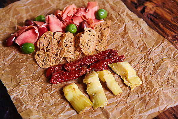 포토 JPG 해외이미지 실내 사람없음 바게트 안주 올리브 육포 하몽 프로슈토 나무배경 해외202004 와인플래터 해외포토 열매 빵 백그라운드 내부 햄 파일형식 이미지허브