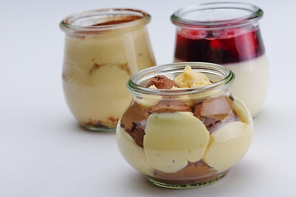 포토 JPG 해외이미지 실내 종류 사람없음 다양 세개 흰배경 푸딩 해외202004 해외포토 다수 백그라운드 디저트 3 내부 흰색 파일형식 이미지허브