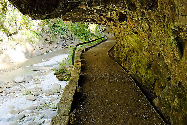 포토 JPG 해외이미지 공원 길 스포츠 여행 자연 산 그림자 사람없음 야외 물 우주 침묵 산책 트래킹 하이킹 젖음 개울 터널 숲 오솔길 방향 싱글 장면 단계 방법 선로 하이커 혼자 해외202004 해외포토 자연요소 공공시설 레저 휴식 강 소리 생태계 파일형식 이미지허브