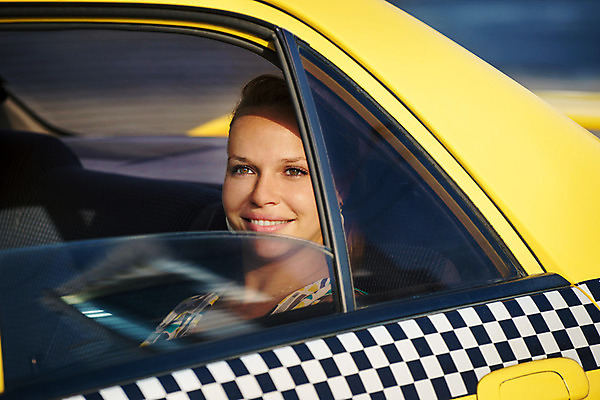 포토 JPG 해외이미지 백인 1 라이프스타일 응시 여자 행복 감정 여행 창문 교통시설 자동차 거리 한명 사람 앉기 20대 성인 야외 금발 노란색 여행객 놀람 자유 흰색 도시 비즈니스우먼 고객 택시 승객 자동 해외202004 해외포토 서양인 헤어스타일 시선 육상교통 컬러 교통 컨셉 비즈니스 모션 승용차 표정 청년 생활 직장인 시설 파일형식 이미지허브