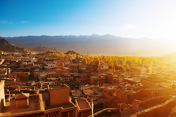 포토 JPG 해외이미지 전통 여행 불교 건축양식 하늘 아침 산 주택 풍경 사람없음 야외 건물 도시풍경 햇빛 마을 일출 트래킹 폭포 가을 바위 시골 도시 황금 정상 인도인 북쪽 타운 옛날 히말라야 힌두교 해외202004 해외포토 주간 외국인 건축물 계절 건축 종교 자연 레저 동양인 태양 노을 돌_바위 방향 파일형식 산맥 이미지허브