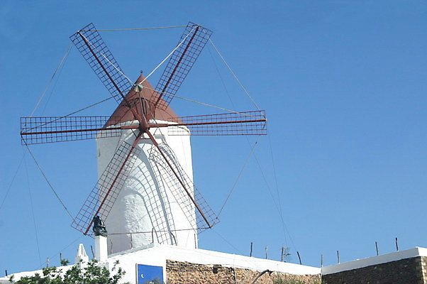 포토 JPG 해외이미지 외관 건축양식 하늘 바람 풍경 사람없음 건물 파란색 컬러풀 농장 판매 환경 힘 풍차 에너지 시골 칼날 돛 방앗간 옛날 해외202004 해외포토 자연요소 건축물 건축 컬러 농업 날씨 파일형식 이미지허브