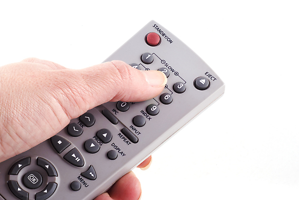 포토 JPG 해외이미지 손 백그라운드 사람없음 텔레비전 흰색 가리킴 잡기 목표 조준 멀리 스위치 고립 관리자 제어 키패드 해외202004 해외포토 컬러 컨셉 모션 손짓 신체부위 전자제품 파일형식 이미지허브