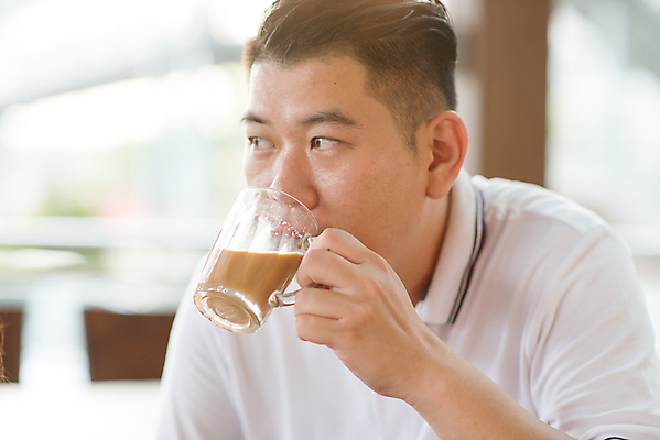 포토 JPG 해외이미지 1 라이프스타일 응시 남자 커피 음료 음식 백그라운드 생각 비즈니스 탁자 아침 휴식 건강 한명 사람 앉기 동양인 성인 야외 컵 식당 초콜릿 중국 카페 우유 마시기 업무 뜨거움 아침식사 먹기 카페테리아 말레이시아 싱가폴 점심식사 단절 해외202004 해외포토 주간 식기 시선 아시아 가구 컨셉 모션 디저트 유제품 인종 생활 상점 식사 작업 파일형식 이미지허브