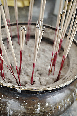 포토 JPG 해외이미지 전통 아시아 종교 문화 백그라운드 불교 태국 미술 동양인 사람없음 야외 빨간색 검은색 흰색 사찰 막대기 재산 대만 버너 향기 냄새 향 화상 많음 해외202004 해외포토 나라 컬러 컨셉 종교건축 문화예술 인종 금융 상처 파일형식 이미지허브