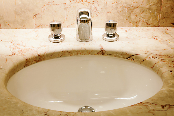 포토 JPG 해외이미지 1 디자인 호텔 주택 수영장 손잡이 사람없음 내부 물 빛 금속 목욕 방 흐름 욕실 흰색 액체 사발 위생 빨래 은색 계산대 타일 순수 싱크대 수도꼭지 화장실 드리블 대야 배관공 위생관리 세련 해외202004 해외포토 자연요소 컬러 컨셉 가사 재질 숙소 관리 건물 청결 사기그릇 개수대 파일형식 이미지허브