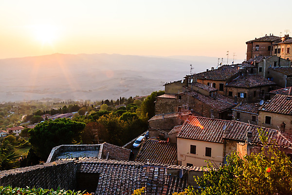 포토 JPG 해외이미지 나무 식물 유럽 여행 밭 농업 오렌지 건축양식 자연 하늘 지붕 휴가 주택 파노라마 풍경 사람없음 야외 건물 여름 파란색 빛 태양 계곡 맑음 황혼 일몰 이탈리아 새벽 광선 시골 도시 중세 역사 황금 저녁 땅 타일 언덕 타운 스카이라인 토스카나 해외202004 해외포토 자연요소 건축물 계절 건축 나라 산업 컬러 과일 날씨 촬영기법 노을 야간 생태계 파일형식 이미지허브