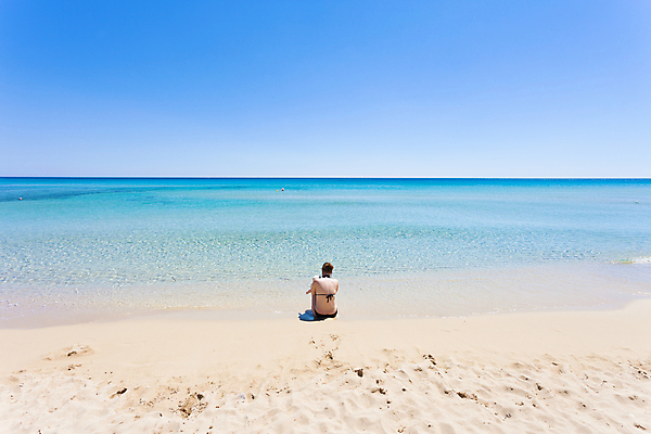 포토 JPG 해외이미지 응시 여자 유럽 모래 바다 여행 자연 하늘 엄마 조명 수영장 한명 앉기 풍경 물 여름 컬러풀 햇빛 여행객 맑음 수영 이탈리아 관찰 잡기 만 발자국 지중해 빛망울 거짓말 터키석 수평선 해외202004 해외포토 자연요소 1 시선 계절 나라 컬러 가족 자국 모션 날씨 사람 빛 태양 수상스포츠 보석 생태계 파일형식 이미지허브