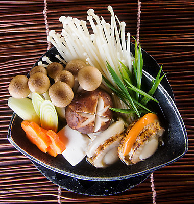 포토 JPG 해외이미지 전통 접시 음식 다이어트 채소 양파 한국 건강 육류 어류 요리 동양인 사람없음 일본 식사 저녁식사 중국 버섯 소고기 게 면 뜨거움 사발 수프 냄비 수증기 해산물 국수 두부 대두 해외202004 해외포토 식기 아시아 식재료 갑각류 인종 수중동물 면류 사기그릇 솥 파일형식 이미지허브