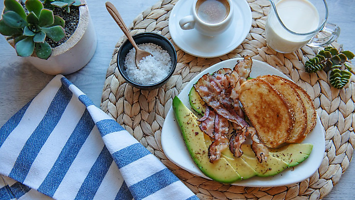 포토 JPG 해외이미지 커피 음식 조각 백그라운드 탁자 육류 돼지고기 요리 사람없음 목재 컵 빨간색 주방 식당 식사 우유 튀김 신선 조끼 뜨거움 맛 그릴 아침식사 굽기 햄 슬라이스 토스트 베이컨 얇은 해로움 해외202004 해외포토 나무 식기 음료 빵 컬러 가구 컨셉 식재료 재료 주방용품 유제품 상점 외투 구이 파일형식 이미지허브