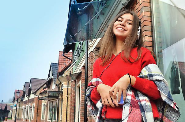 포토 JPG 해외이미지 1 학생 라이프스타일 여자 교육 행복 거리 갈색머리 한명 서기 웃음 사람 동양인 성인 야외 건물 10대 스마트폰 청춘 걷기 헤드폰 목도리 진짜 해외202004 해외포토 헤어스타일 건축물 잡화 감정 음향기기 컨셉 모션 청소년 표정 인종 생활 핸드폰 스마트기기 파일형식 이미지허브