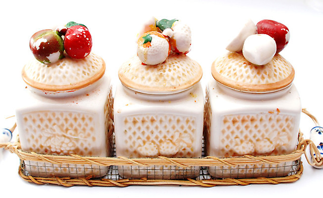 포토 JPG 해외이미지 분홍색 스웨덴 사람없음 목재 파란색 노란색 수확 흰색 도자기 냄비 컨테이너 향신료 소금 후추 고립 시나몬 옛날 해외202004 해외포토 나무 산업 컬러 농업 재료 북유럽 솥 향미료 파일형식 이미지허브