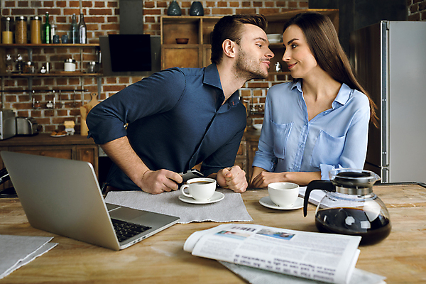 포토 JPG 해외이미지 백인 커플 유럽 커피 음료 관계 아침 함께함 사랑 미소 사람 성인 두명 컵 노트북 컴퓨터 주방 우정 아침식사 찻주전자 무선전화기 정확 해외202004 해외포토 주간 서양인 식기 감정 나라 컨셉 주전자 표정 친구 전자제품 식사 전화기 파일형식 이미지허브