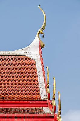 포토 JPG 해외이미지 전통 디자인 종교 문화 불교 건축양식 태국 하늘 지붕 프레임 미술 사람없음 야외 장식 빨간색 파란색 컬러풀 종 흰색 사찰 역사 황금 정상 타일 질감 옛날 스타일 해외202004 해외포토 건축 아시아 컬러 종교건축 문화예술 파일형식 이미지허브