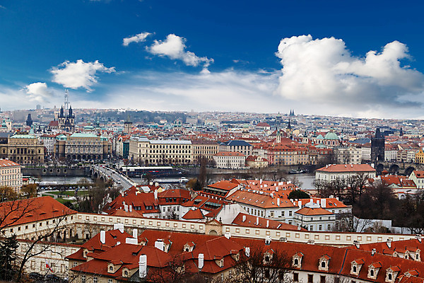포토 JPG 해외이미지 구름 유럽 건축양식 하늘 지붕 사람없음 건물 여름 도시풍경 햇빛 환경 맑음 봄 도시 역사 옥상 체코 프라하 리빙 고딕 구시가지 옛날 해외202004 해외포토 자연요소 건축물 계절 건축 나라 날씨 풍경 태양 파일형식 이미지허브
