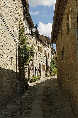 포토 JPG 해외이미지 여행 건축양식 아침 거리 주택 그림자 사람없음 건물 장식 빛 계단 이탈리아 도시 중세 모서리 그림 통로 대문 좁은 타운 로마인 옛날 토스카나 해외202004 해외포토 주간 건축물 건축 유럽 인종 문 역사 파일형식 이미지허브