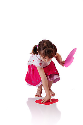 포토 JPG 해외이미지 백인 여자 행복 어린이 발렌타인데이 사랑 한명 사람 하트 흰배경 해외202004 해외포토 모양 서양인 1 감정 백그라운드 데이이벤트 흰색 파일형식 이미지허브