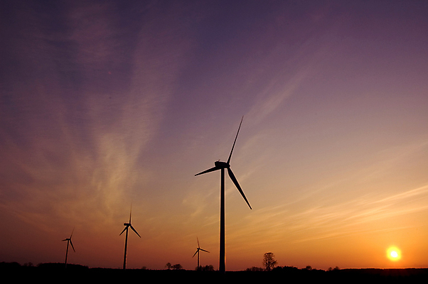 포토 JPG 해외이미지 구름 산업 백그라운드 밭 날개 자연 하늘 바람 서기 안전 풍경 사람없음 여름 태양 농장 환경 탑 힘 일몰 재활용 풍차 발전기 에너지 행운 서비스 에코 생태계 프로펠러 철사 연료 세대 방앗간 생태학 전압 해외202004 해외포토 자연요소 건축물 계절 교육 컨셉 농업 모션 날씨 노을 발전소 친환경 파일형식 이미지허브