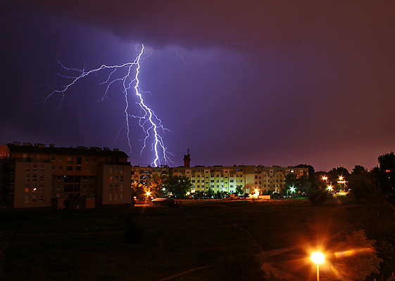 포토 JPG 해외이미지 구름 자연 하늘 날씨 풍경 사람없음 보라색 힘 에너지 도시 분위기 야간 위험 번개 볼트 광택 충격 폭풍 폴란드 해고 뇌우 때리기 스트라이크 심각 요금 전압 해외202004 해외포토 자연요소 유럽 컬러 컨셉 비즈니스 모션 공구 생태계 파일형식 이미지허브