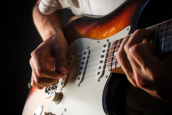 포토 JPG 해외이미지 남자 포스터 줄 음악 관리 사람없음 목재 햇빛 소리 음악가 장비 기구 기타 선택 고민 복고 재즈 블루스 옛날 플레이어 해외202004 해외포토 나무 직업 감정 컨셉 재료 현악기 문화예술 사람 태양 파일형식 이미지허브