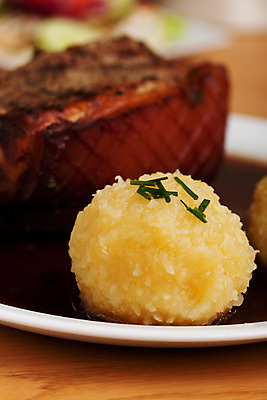 포토 JPG 해외이미지 접시 감자 육류 돼지고기 요리 사람없음 옆모습 노란색 식사 저녁식사 원형 굽기 준비 서빙 쪽파 보충 경단 전문 핸드메이드 바이에른사람 해외202004 해외포토 도형 식기 뷰포인트 컬러 채소 식재료 구이 파 파일형식 이미지허브