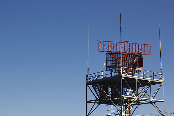 포토 JPG 해외이미지 여행 통신 교통시설 커뮤니케이션 날씨 미래 비행기 안테나 안전 사람없음 컬러풀 탑 자료 장비 센터 공항 연결 신호등 경계 출장 군용 전쟁 보안 방송 망사 보안장치 발견 레이더 제어 해외202004 해외포토 건축물 컬러 교통 컨셉 비즈니스 항공교통 대중교통 군대 직물 시설 파일형식 이미지허브