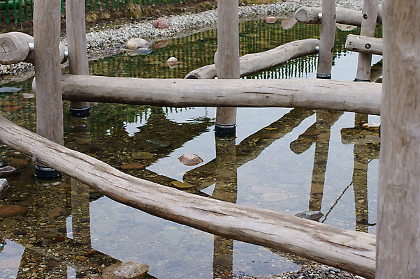 포토 JPG 해외이미지 자연 프레임 풍경 사람없음 목재 물 빛 울타리 반사 정원 거울 조약돌 연못 수면 해외202004 해외포토 자연요소 나무 재료 담장 돌_바위 생태계 파일형식 이미지허브