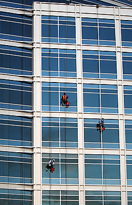 포토 JPG 해외이미지 주간 남자 밧줄 매달리기 외벽 빌딩 성인 야외 건물 뒷모습 세명 작업 청소부 유리창청소 성인남자만 해외202004 외벽청소 해외포토 자연요소 직업 건축물 줄 벽 뷰포인트 모션 사람 청소 남자만 성인만 파일형식 이미지허브