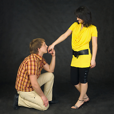 포토 JPG 해외이미지 커플 드레스 옷 여자 남자 셔츠 바지 사랑 소년 두명 노란색 검은색 쌍 확인 만족 체크무늬 해외202004 해외포토 감정 어린이 컬러 상의 무늬 관계 하의 사람 파일형식 이미지허브