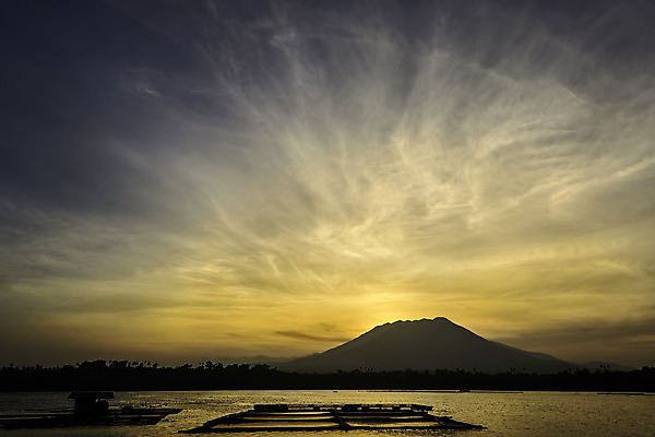 포토 JPG 해외이미지 호수 자연 하늘 아침 휴가 산 풍경 사람없음 야외 물 여름 햇빛 태양 반사 일출 환경 침묵 황혼 일몰 새벽 시골 당구 그림 강렬 수평선 해외202004 해외포토 주간 자연요소 계절 구기 노을 소리 생태계 파일형식 이미지허브