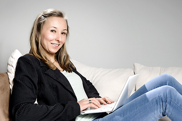 포토 JPG 해외이미지 백인 1 라이프스타일 응시 여자 행복 인터넷 통신 주택 갈색머리 실내 한명 미소 사람 앉기 성인 노트북 컴퓨터 소파 공책 웹 방 흰색 업무 무선전화기 리빙 해외202004 해외포토 서양인 헤어스타일 시선 감정 컬러 의자 모션 문구용품 표정 내부 건물 생활 전자제품 작업 전화기 파일형식 이미지허브