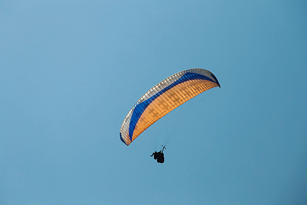 포토 JPG 해외이미지 스포츠 포즈 날개 하늘 바람 항해 사람없음 여름 파란색 자유 비행 위험 파일럿 스카이다이빙 낙하산 글라이더 해외202004 해외포토 자연요소 직업 계절 컬러 컨셉 배_교통 날씨 익스트림스포츠 파일형식 이미지허브