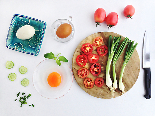 포토 JPG 해외이미지 토마토 식재료 방울토마토 실내 사람없음 계란 흰배경 파 식칼 나무도마 해외202004 해외포토 백그라운드 채소 주방용품 도마 내부 목재 알 흰색 파일형식 이미지허브