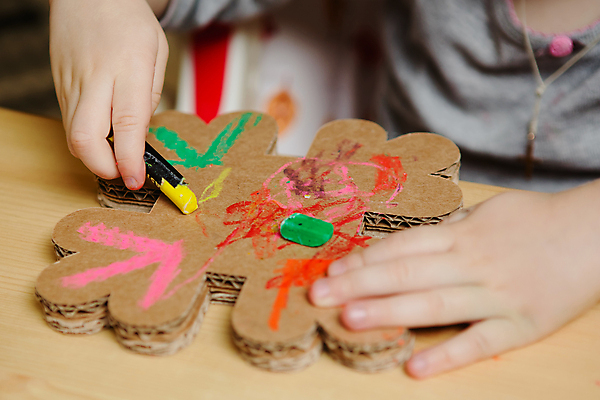 포토 JPG 해외이미지 손 실내 들기 신체부위 그리기 크레파스 미술교육 해외202004 해외포토 교육 모션 학용품 미술 사람 내부 파일형식 이미지허브
