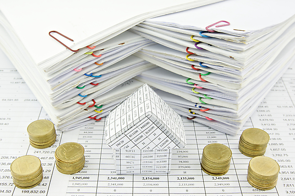 포토 JPG 해외이미지 교육 종이 비즈니스 성공 설계 주택 사람없음 사무실 쌓기 동전 자료 흰색 업무 황금 인쇄 보고서 문서 증거 영수증 계좌 옛날 해외202004 해외포토 컬러 컨셉 돈 모션 건물 금융 작업 파일형식 이미지허브