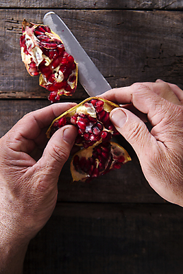 포토 JPG 해외이미지 손 신체부위 잡기 칼 석류 나무배경 해외202004 해외포토 백그라운드 과일 모션 사람 파일형식 이미지허브