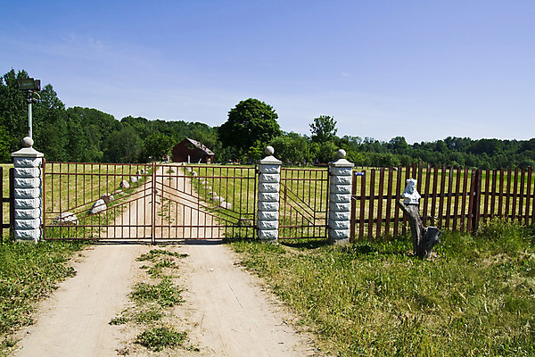포토 JPG 해외이미지 도로 조각 하늘 주택 사람없음 야외 파란색 농장 숲 입장 눈금 대문 짐차 리투아니아 방법 해외202004 해외포토 유럽 길 컬러 농업 교통시설 자동차 건물 문 파일형식 이미지허브